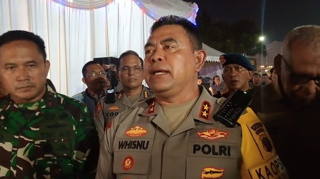 Irjen Whisnu, didampingi Pangdam I Bukit Barisan Mayjen TNI Rio Firdianto memberi keterangan terkait pengamanan malam tahun baru, Selasa (31/12/2024) malam. (Dok/Polda Sumut)