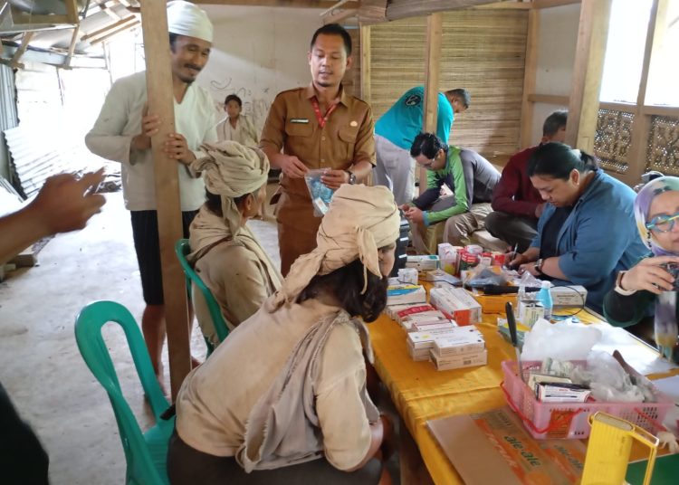 Warga Baduy mengikuti pemeriksaan kesehatan gratis yang diselenggarakan oleh Gerakan Mandalawangi Peduli di Binong Raya, Kecamatan Bojong Manik, Kabupaten Lebak, Banten, pada Selasa (31/12/2024).