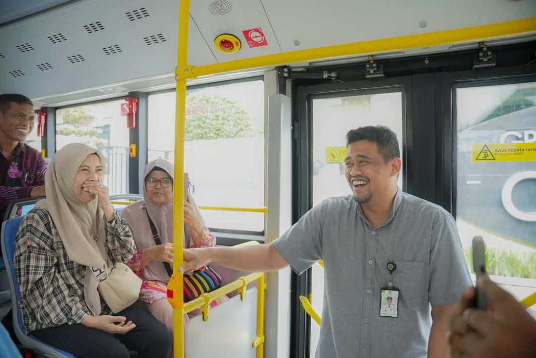 Wali Kota Medan Bobby Nasution naik bus listrik untuk mendukung program One Day No Car, Selasa (31/12/2024). (Dok/Prokopim Pemko Medan)