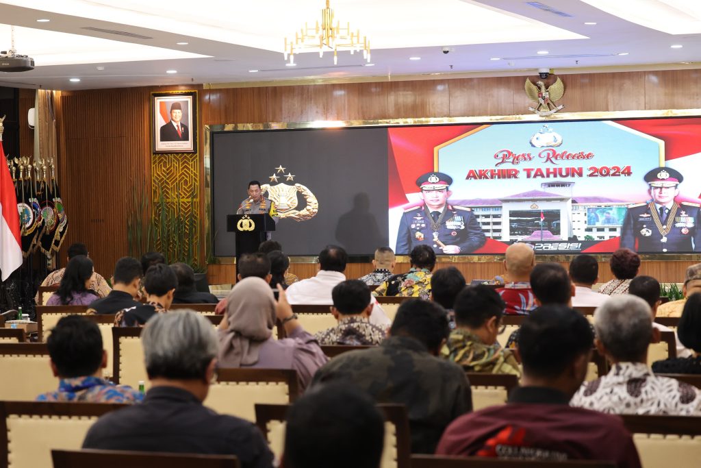 Kapolri Jenderal Pol Listyo Sigit Prabowo memaparkan capaian transformasi digital Polri melalui Super Apps Polri Presisi dalam Rilis Akhir Tahun 2024 di Jakarta.