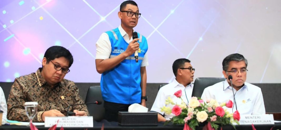 Direktur Utama PLN, Darmawan Prasodjo (berdiri) saat memaparkan terkait diskon tarif listrik 50% untuk rumah tangga dengan daya listrik 2.200 VA ke bawah pada periode Januari hingga Februari 2025. (Dok/PLN)