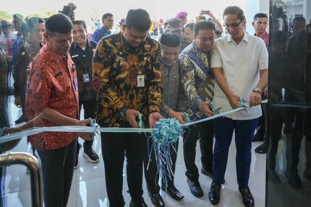 Ditandai dengan pengguntingan pita, Wali Kota Medan Bobby Nasution meresmikan Gedung Rumah Perlindungan Sosial di Jalan Turi II Kecamatan Medan Tuntungan Kota Medan, Kamis (2/1/2025). (Dok/Humas)