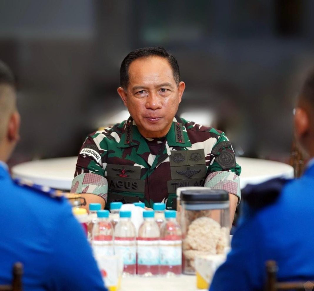 Panglima TNI Jenderal Agus Subiyanto berdialog dengan siswa-siswi SMA Taruna Nusantara dalam audiensi di Wisma A Yani, Jakarta Pusat.