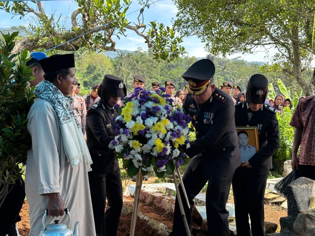 Upacara pemakaman Bripka Andithya Munartono di Desa Sukapada, Tasikmalaya.