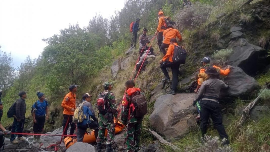 Tim gabungan dari TNI, Polsek Selat, Brimob Polda Bali, dan SAR Polda Bali sedang melakukan evakuasi jenazah Kyeungdam Oh, pendaki asal Korea Selatan, yang ditemukan di Gunung Agung, Karangasem, Bali.