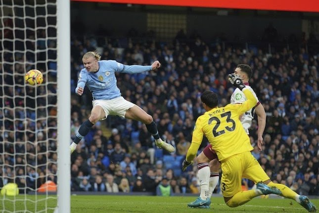 Momen gol striker Man City, Erling Haaland (kiri), di laga Man City vs West Ham pada pekan 20.