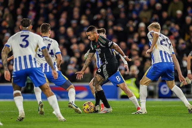 Gabriel Jesus dikepung lawan di laga Brighton vs Arsenal, Premier League 2024/2025.