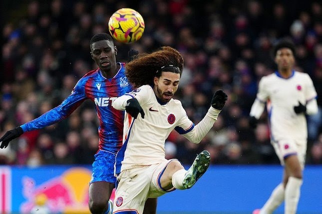 Duel perebutan bola Marc Cucurella dan Ismaila Sarr di laga Crystal Palace vs Chelsea, Premier League 2024/2025.