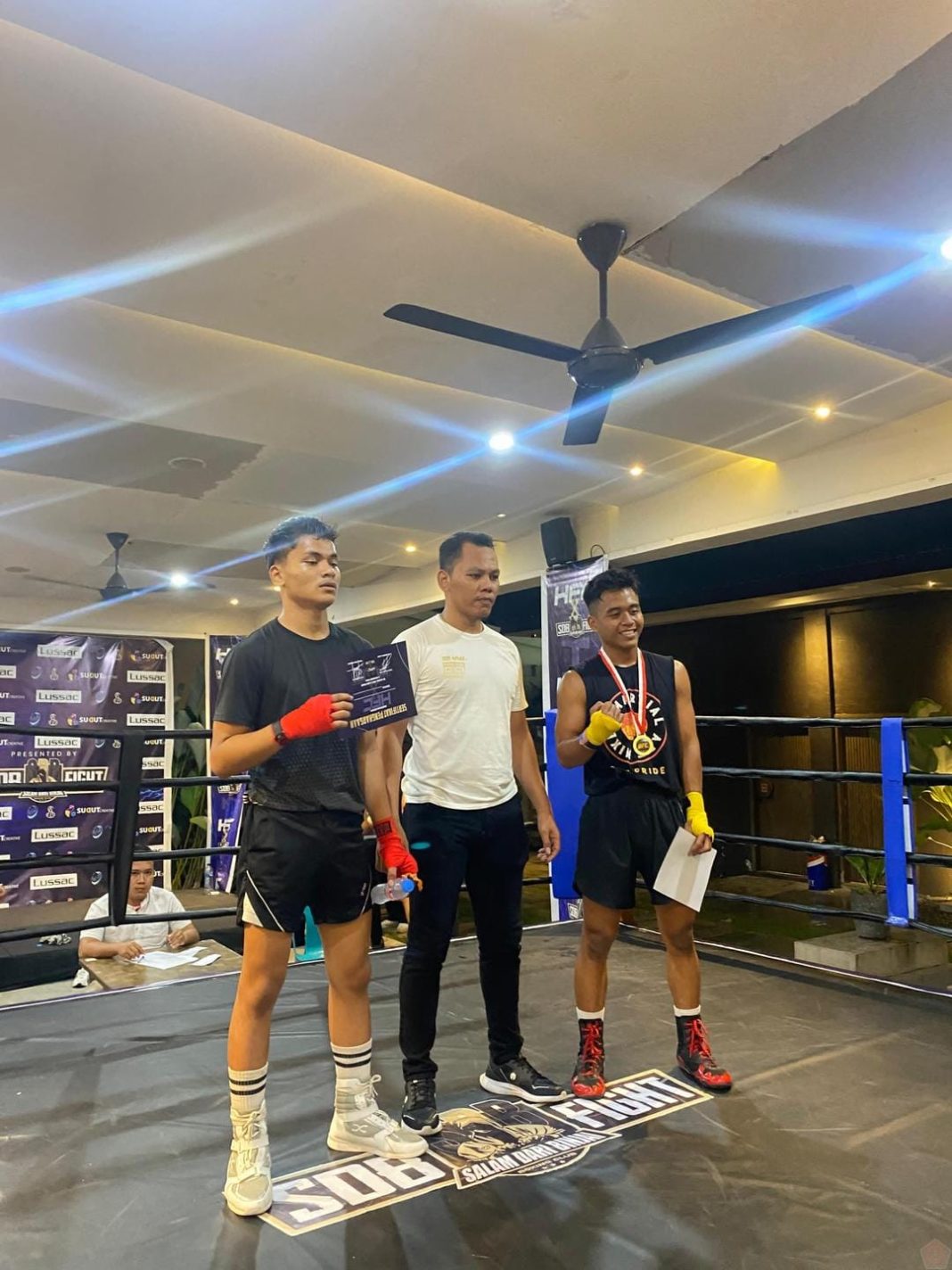 Serda Mar M Jingga Merdeka menerima medali emas setelah memenangkan final kategori 56 kg dalam Kejuaraan Salam Dari Binjai Boxing di GOR Soeta Dining Hall, Binjai, Sumut.