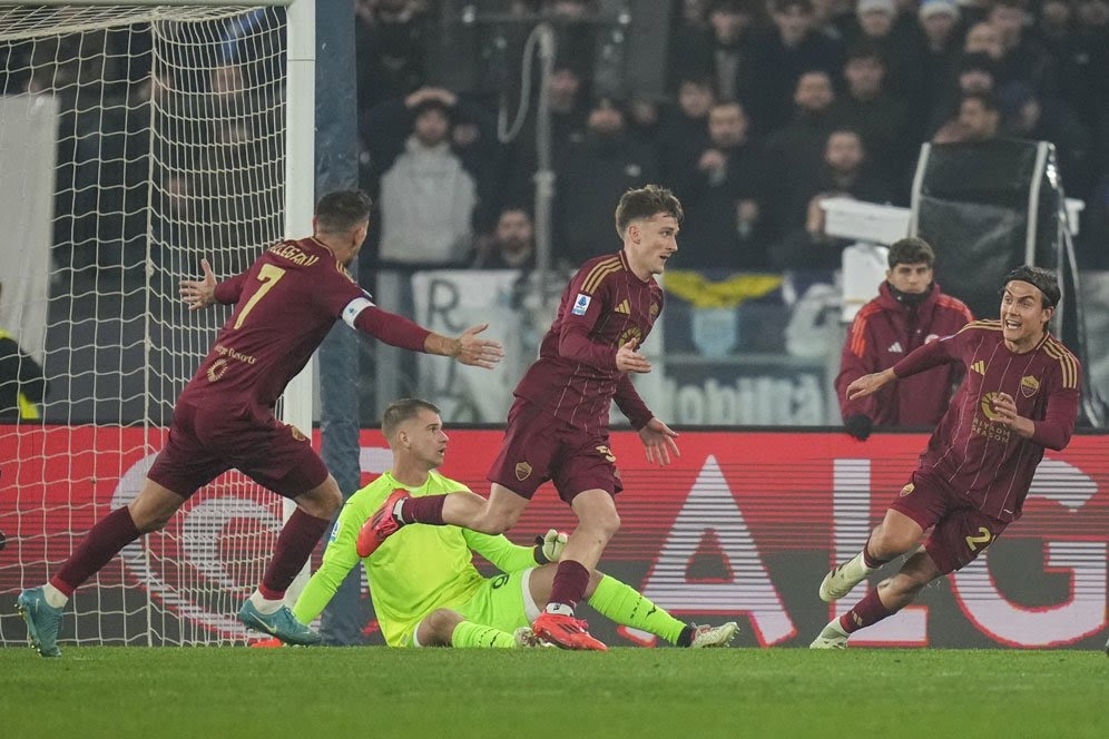 Alexis Saelemaekers merayakan golnya di laga AS Roma vs Lazio di Olimpico, Senin (6/1/2025).