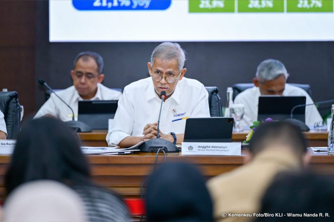 Wakil Menteri Keuangan Anggito Abimanyu menyampaikan penjelasan mengenai pencapaian pendapatan negara Indonesia tahun 2024 dalam konferensi pers APBN Kita di Jakarta, Senin (6/1/2025).