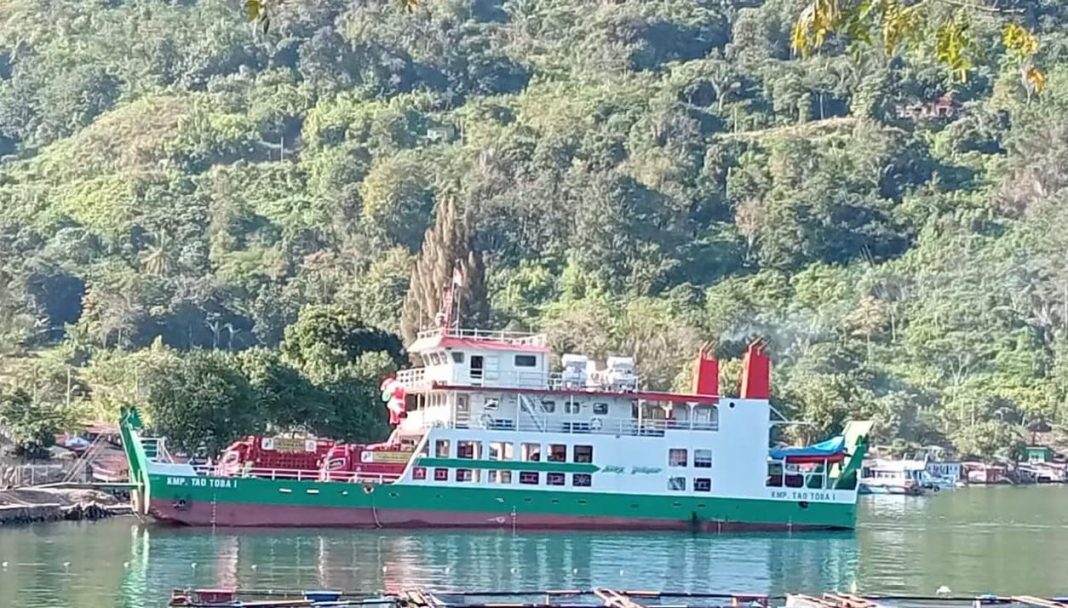 KMP Kapal Tao Toba I diabadikan saat mengangkut kendaraan dari Dermaga Tomok ke Dermaga Aji Bata Parapat, Kamis (2/1/2025).