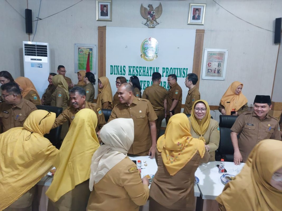 Serah terima jabatan Kepala Dinas Kesehatan Provinsi Sumut dari Drs Basarin Yunus Tanjung MSi kepada HM Faisal Hasrimy AP MAP di Aula Dinas Kesehatan Sumut, Senin (6/1/2025).