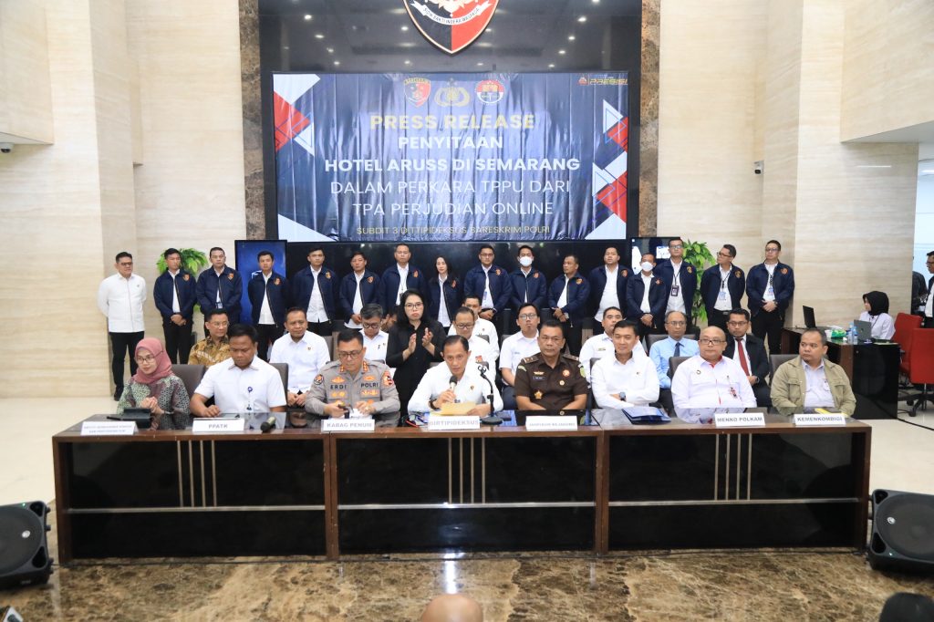 Dirtipideksus Bareskrim Polri Brigjen Helfi Assegaf saat konferensi pers di Mabes Polri, Jakarta, Senin (6/1/2025), terkait penyitaan hotel di Semarang dalam kasus pencucian uang judi online.