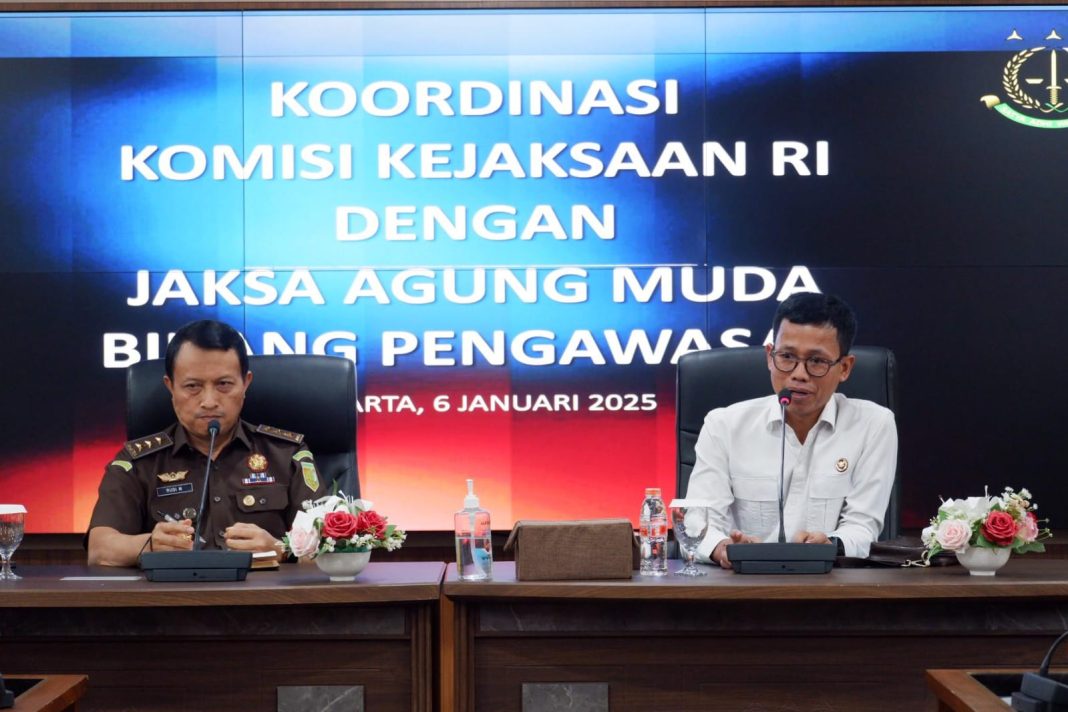 Jaksa Agung Muda Bidang Pengawasan, Rudi Margono, memimpin rapat koordinasi finalisasi MoU dan sinkronisasi digitalisasi laporan di Aula JAM-Pengawasan, Jakarta, Senin (6/1/2025).