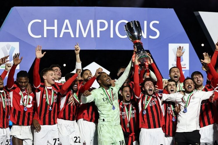 AC Milan merayakan keberhasilan menjuarai Piala Super Italia usai mengalahkan Inter Milan 3-2 dalam laga final di Al Awwal Park, Riyadh, Arab Saudi, Selasa (7/1/2025) dini hari WIB.