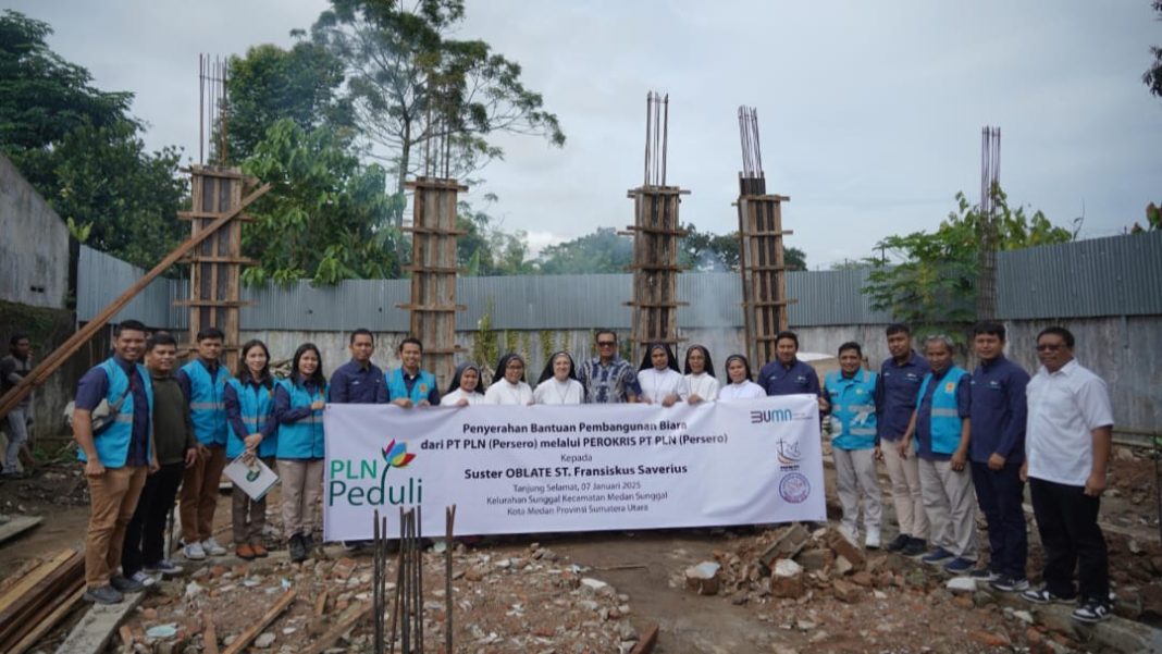 General Manager PLN UID Sumatera Utara, Agus Kuswardoyo foto bersama dengan para suster di lokasi pembangunan dengan Ketua Panitia Pembangunan Biara Suster Oblate St Fransiskus Saverius, Selasa (7/1/2025). (Dok/PLN)