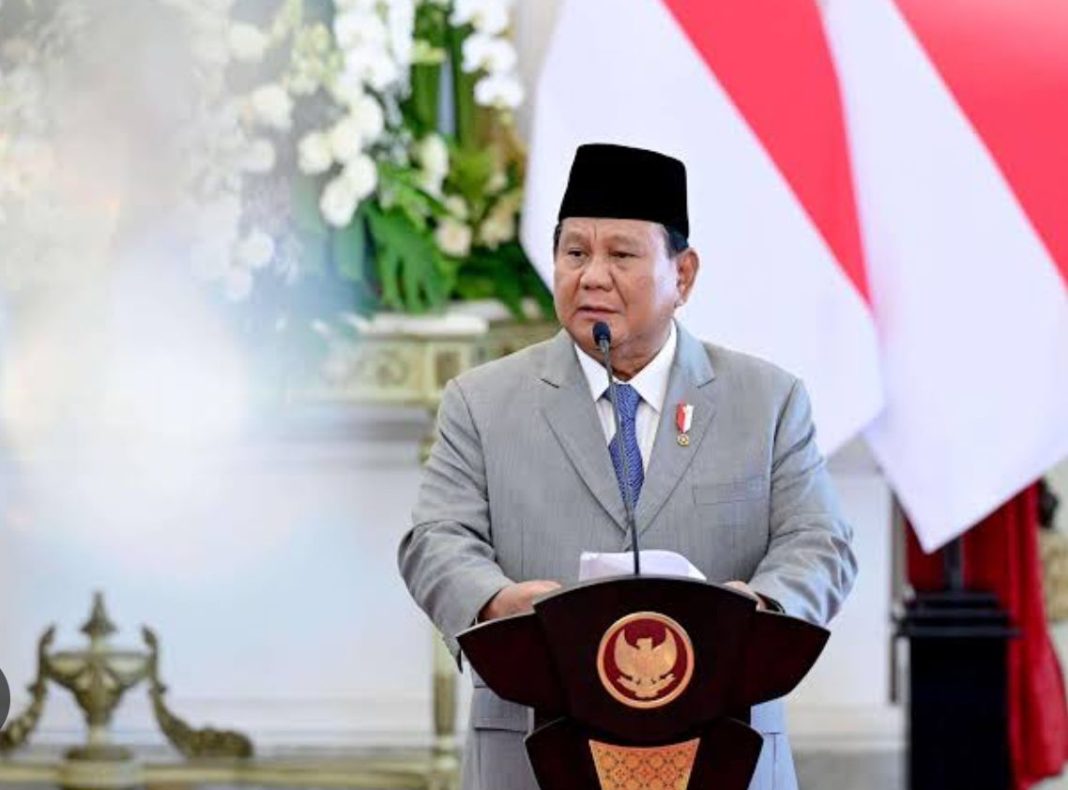 Presiden RI, Prabowo Subianto, memimpin pertemuan dengan anggota Dewan Ekonomi Nasional (DEN) di Istana Merdeka, Jakarta, Selasa (7/12/2024), membahas transformasi digital untuk reformasi perpajakan.