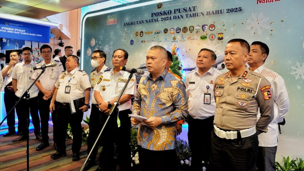 Menteri Perhubungan Dudy Purwagandhi bersama Kakorlantas Polri Irjen Pol Aan Suhanan dan pejabat terkait saat penutupan Posko Pusat Angkutan Nataru 2024/2025, di Kantor Kementerian Perhubungan, Senin (6/1/2025).