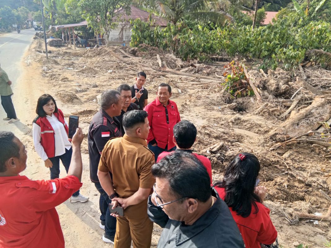 Anggota DPR RI Rapidin Simbolon meninjau lokasi bencana banjir bandang dan longsor di Desa Simorangkir, Kecamatan Siatas Barita, Kabupaten Tapanuli Utara.