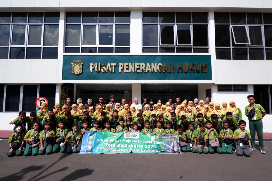 Kegiatan edukasi hukum yang diadakan oleh Kejaksaan Agung RI bersama siswa-siswi SDI Al-Akbar Mojokerto, di Gedung Jaksa Agung Muda Tindak Pidana Umum, Jakarta.