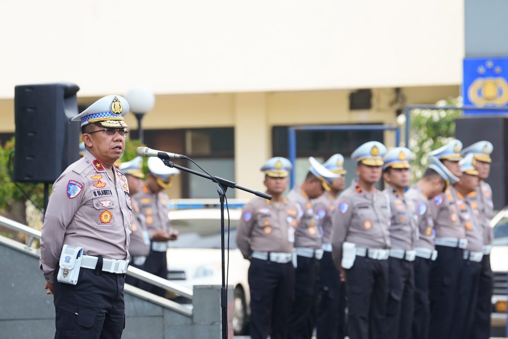 Dirgakkum Korlantas Polri, Brigjen Pol Raden Slamet Santoso, memberikan penjelasan mengenai program distribusi makanan bergizi dan edukasi keselamatan berlalu lintas, Selasa (7/1/2025).