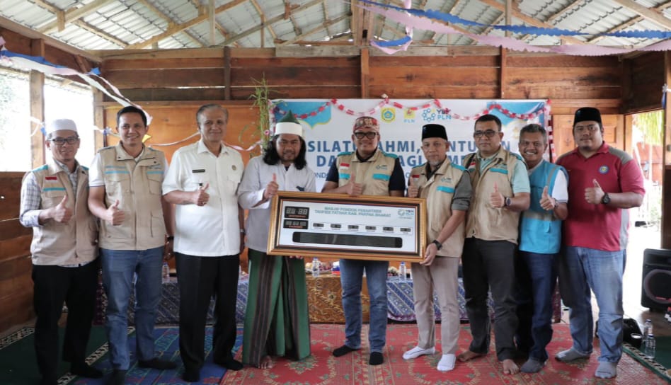 Penyerahan Bantuan Bantuan jam digital yang disampaikan oleh General Manager PLN UID Sumatera Utara, Agus Kuswardoyo (5 dari kanan) yang diterima langsung oleh Pimpinan Ponpes Tahfidz Baital Makmur, Burhanuddin (4 dari Kiri), Rabu (8/1/2025). (Dok/PLN)