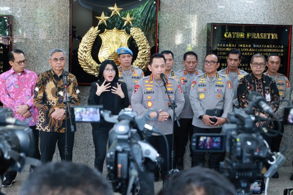 Ketua KPK Setyo Budiyanto bersama Kapolri Listyo Sigit Prabowo dalam pertemuan audiensi di Mabes Polri, Jakarta, untuk memperkuat sinergi pemberantasan korupsi dan peningkatan IPK Indonesia.