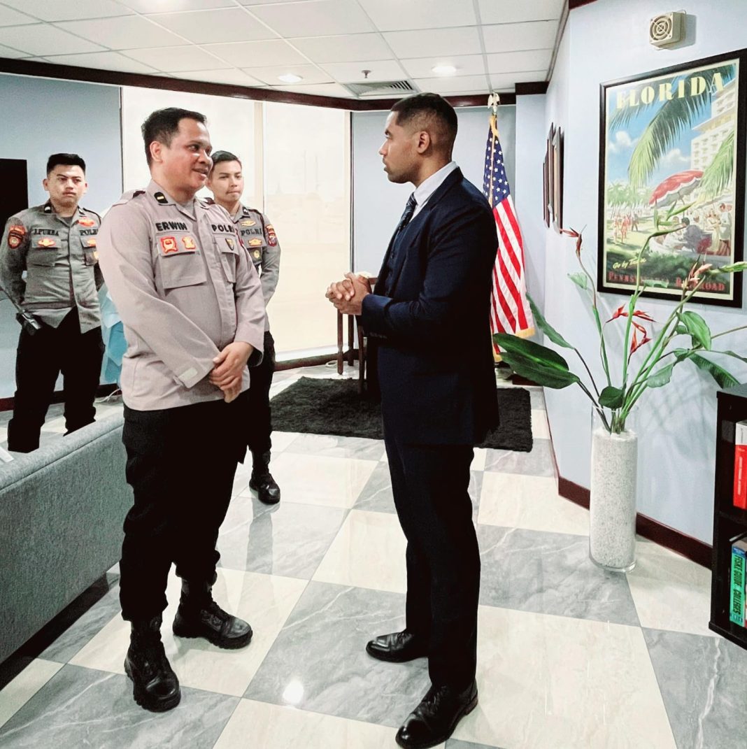 Personel Presisi Sat Samapta Polrestabes Medan berbincang-bincang dengan Plt Konsulat Amerika Mr Joshua Gonzales, di Kantor Konsulat di Medan, Rabu (8/1/2024). (Dok/Polrestabes Medan)