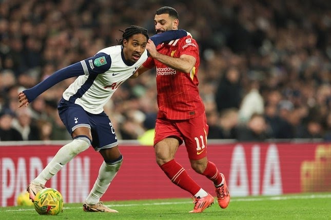 Duel Djed Spence dan Mohamed Salah dalam laga leg pertama semifinal Carabao Cup 2024/2025 antara Tottenham vs Liverpool, Kamis (9/1/2025).