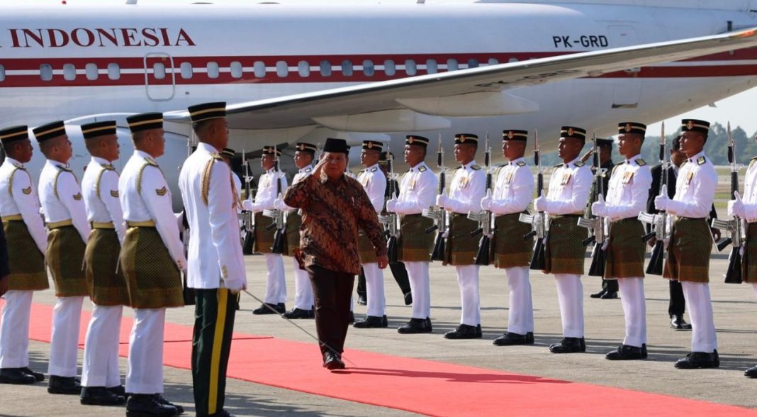 Presiden RI Prabowo Subianto tiba di Bunga Raya Complex, Bandara Internasional Kuala Lumpur, Kamis (9/1/2025). 