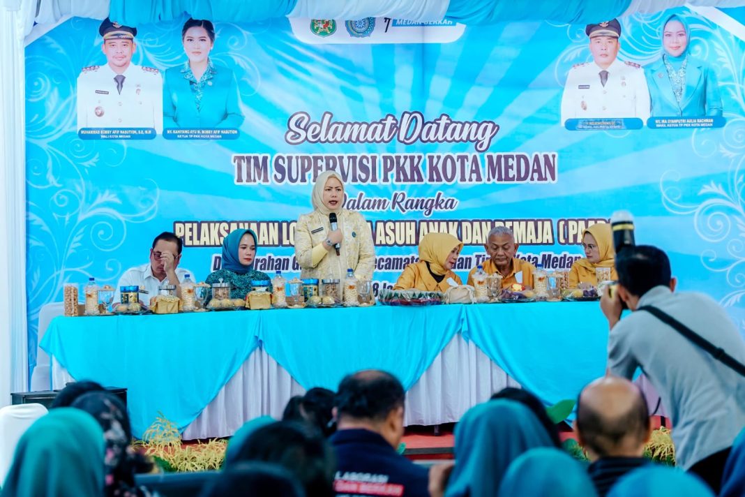 Ketua I Bidang Pembinaan Karakter Keluarga TP PKK Kota Medan, Ira Syahputri Aulia Rachman melakukan Supervisi ke TP PKK Kelurahan Gang Buntu, Kecamatan Medan Timur di halaman sekolah Advent I, Rabu (8/1/2025).