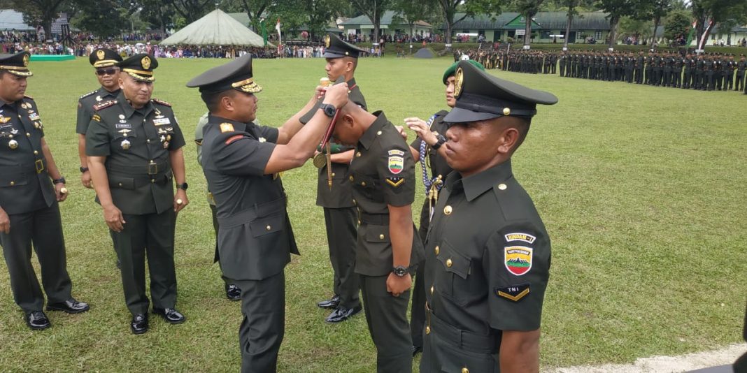 Pangdam I/BB Mayjen TNI Rio Firdianto mengalungkan medali dan menyerahkan piagam kepada tiga perwakilan prajurit terbaik usai dilantik dan diambil sumpah di Lapangan Jenderal Soedirman Rindam I/BB, Kota Pematangsiantar, Kamis (9/1/2025).