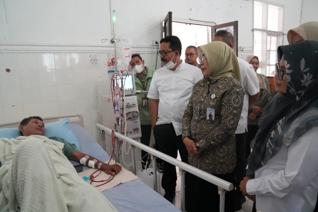 Wali Kota Pematangsiantar dr Susanti Dewayani SpA bersama Direktur Jaminan Pelayanan Kesehatan BPJS Kesehatan dr Lily Kresnowati MKes meninjau langsung layanan unggulan di RSUD dr Djasamen Saragih, Jalan Sutomo, Rabu (8/1/2025). (Dok/BPJS Kesehatan)