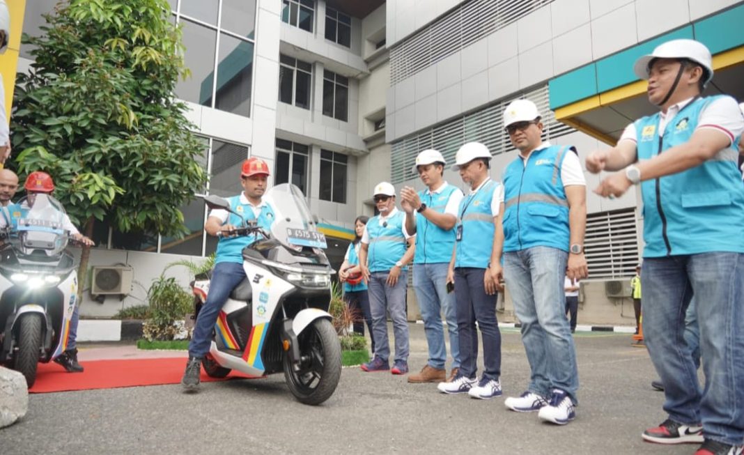 Team Leader K3L dan Keamanan UP3 Medan Utara saat mencoba Kendaraan Patroli Keamanan (Safety Patrol) disaksikan oleh General Manager Agus K dan Jajaran Manajemen PLN UID Sumut. (Dok/PLN)