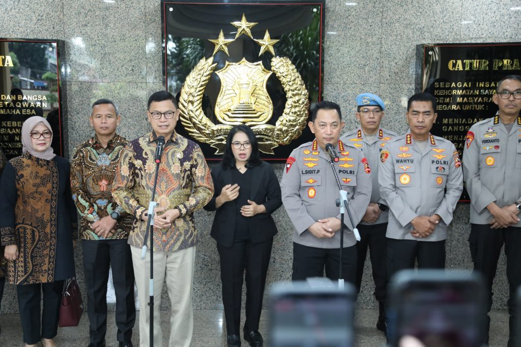 Kapolri Jenderal Polisi Listyo Sigit Prabowo dan Kepala BPOM Taruna Ikrar sepakat memperkuat sinergi pemberantasan mafia obat dan kosmetik, Jumat (10/1/2025), di Mabes Polri, Jakarta Selatan.