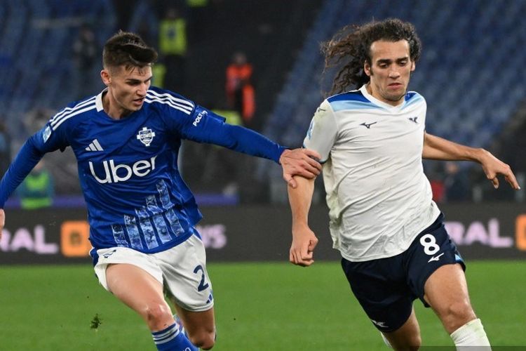 Duel antara Matteo Guendouzi dengan Yannik Engelhardt dalam laga Liga Italia 2024-2025 antara Lazio vs Como di Stadion Olimpico, Sabtu (11/1/2025) dini hari WIB.