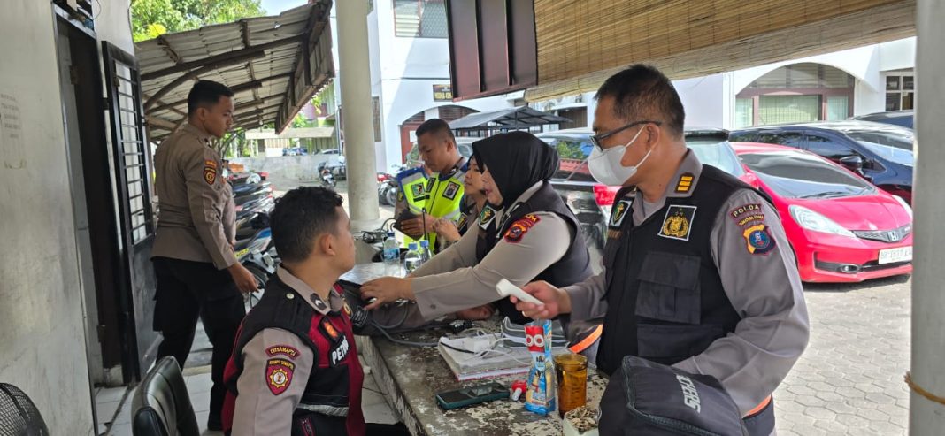 Biddokkes Polda Sumut melaksanakan pemeriksaan kesehatan rutin kepada personel pengamanan Satuan Samapta di KPU dan Bawaslu Provinsi Sumut, Sabtu (11/1/2025). (Dok/Polda Sumut)