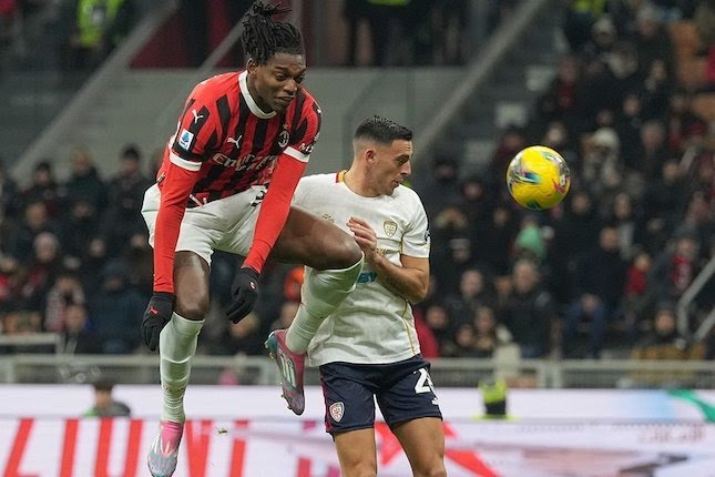 Rafael Leao berduel dengan lawan di laga AC Milan vs Cagliari, Serie A 2024/2025.