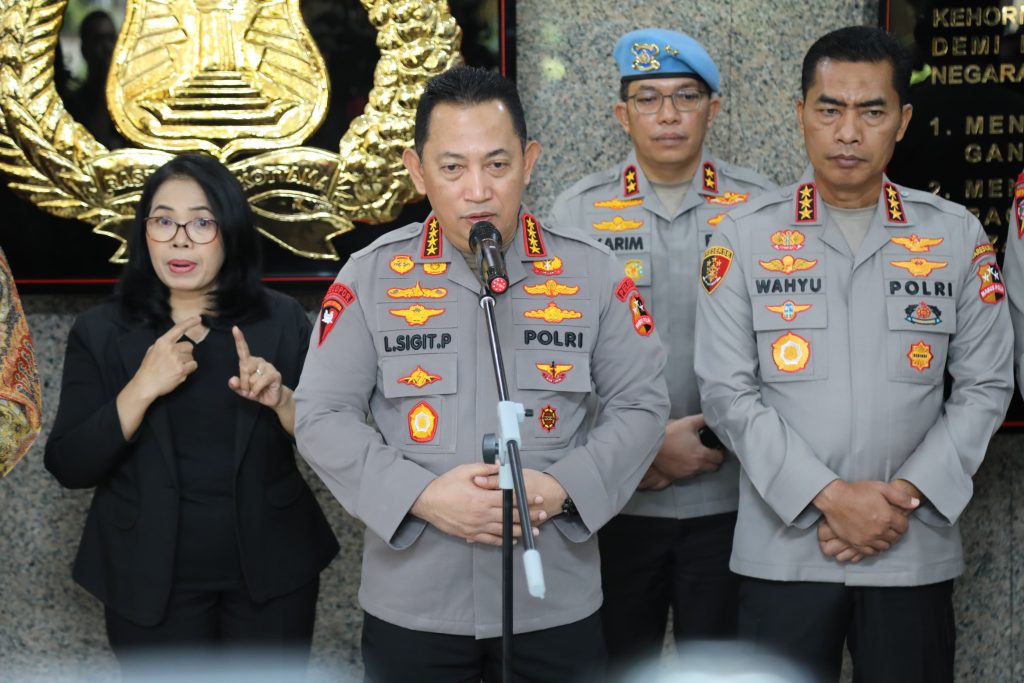 Kapolri Jenderal Polisi Listyo Sigit Prabowo menjelaskan mengenai rekrutmen Bintara Kompetensi Khusus (Bakomsus) di bidang pangan dan gizi untuk mendukung program Makan Bergizi Gratis (MBG) pada Jumat (10/1/2025). (Dok/Humas Polri)