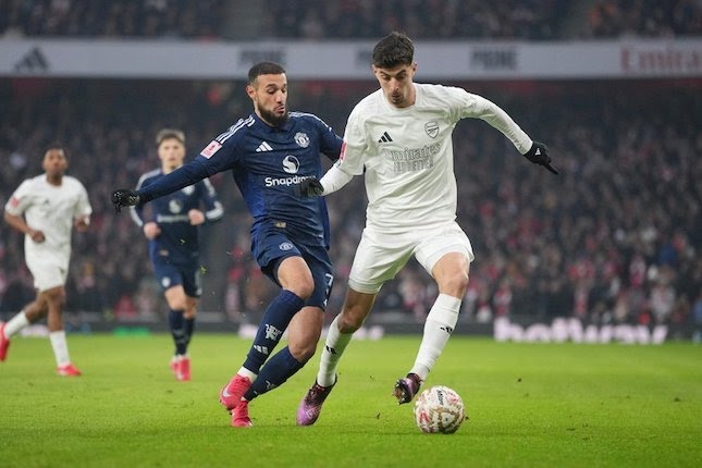 Duel Kai Havertz dan Noussair Mazraoui dalam laga FA Cup antara Arsenal vs Manchester United, Minggu (12/1/2025).