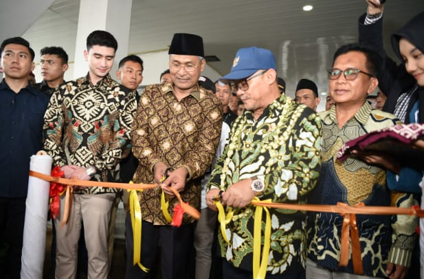 Menteri Pendidikan Dasar dan Menengah, Abdul Mu’ti, meresmikan Gedung SMK Muhammadiyah 3 Karawang, Jawa Barat, pada Kamis (9/1/2025). (Dok/Kemendikdasmen)