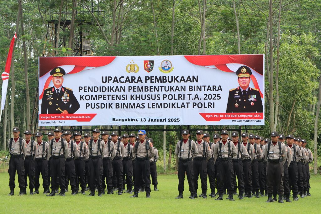 Upacara Pembukaan Pendidikan Pembentukan Bintara Kompetensi Khusus di Pusdik Binmas Banyubiru, Semarang, dihadiri oleh Komjen Pol Chrisnanda Dwilaksana, Senin (13/1/2025).