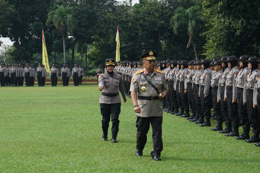 Kalemdiklat Polri Komjen Chryshnanda Dwilaksana bersama Kasepolwan Kombes Ratna Setiawati memimpin Upacara Pembukaan Pendidikan Polwan di Sepolwan, Ciputat, Jakarta Selatan.