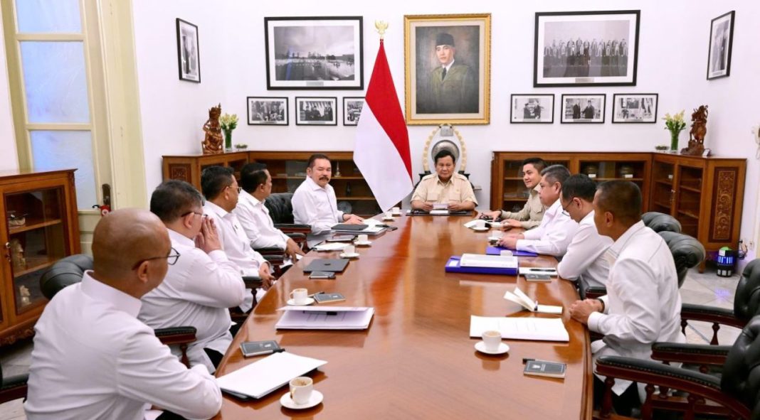 Presiden Prabowo Subianto memanggil Jaksa Agung beserta seluruh Jaksa Agung Muda ke Istana Merdeka, Jakarta, pada Senin (13/1/2025).