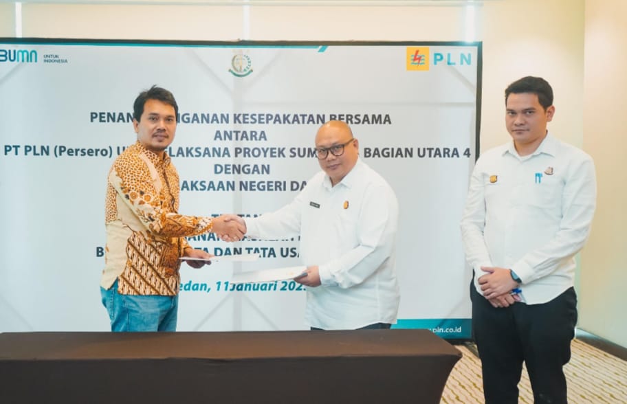 Kepala Kejaksaan Negeri Dairi, Cahyadi Sabri SH MH dan Manager PLN UPP SBU 4, Parlindungan Sianturi bersalaman seusai menandatangani MoU (Kesepakatan bersama) di Hotel Santika Premiere Dyandra Hotel & Convention, Medan, Sabtu (11/1/2025). (Dok/PLN)