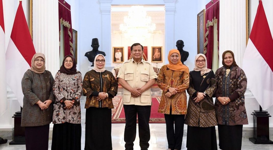 Presiden Prabowo Subianto menerima audiensi Ketua Umum PP Muslimat NU, Khofifah Indar Parawansa di Istana Merdeka, Jakarta, pada Selasa (14/1/2025).