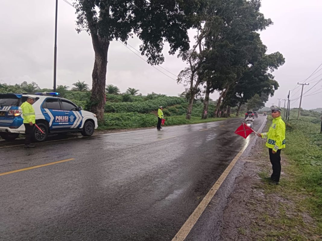 Satlantas Polres Simalungun menggelar patroli di sepanjang Jalan Pematangsiantar-Parapat, untuk mengantisipasi balap liar, kejahatan jalanan dan menekan angka pelanggaran lalu lintas, Selasa (14/1/2025) sore. (Dok/Humas Polres Simalungun)