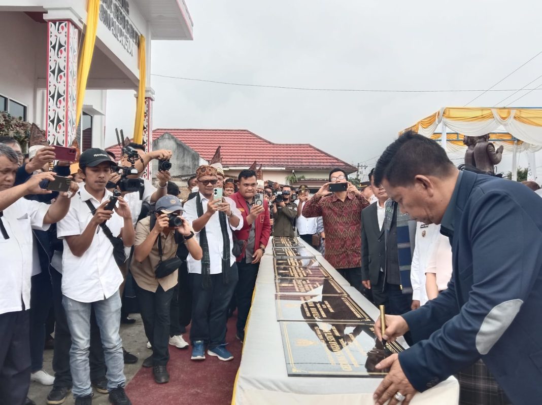 Bupati Simalungun Radiapoh Hasiholan Sinaga menandatangani prasasti peresmian Gedung Sanggar Seni dan Budaya di Pamatangraya, Rabu (15/1/2025).