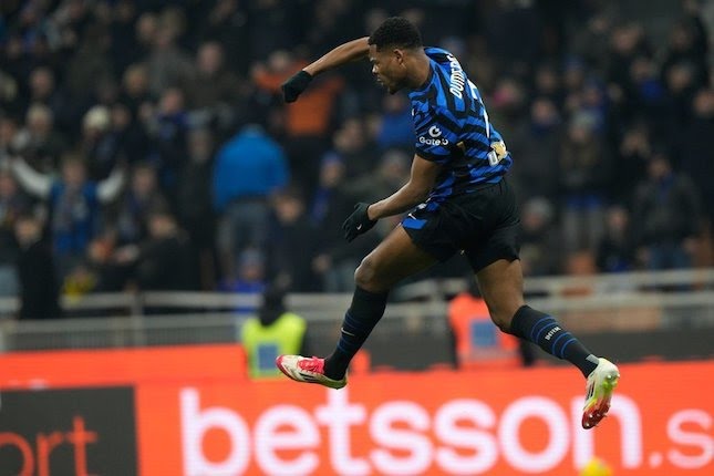 Selebrasi Denzel Dumfries dalam laga Serie A antara Inter Milan vs Bologna, Kamis (16/1/2025).